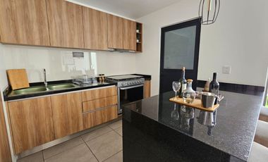 ¡Casa de dos niveles en fraccionamiento privado!