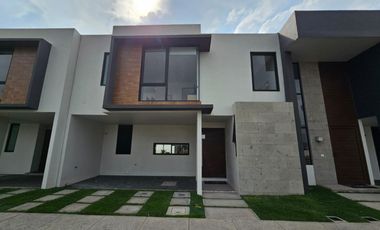 ¡Preciosa casa de dos niveles en fraccionamiento privado!