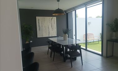 ¡Preciosa casa de dos niveles en fraccionamiento privado!