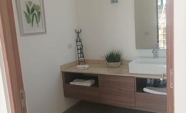 ¡Preciosa casa de dos niveles en fraccionamiento privado!