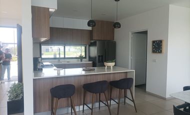 ¡Preciosa casa de dos niveles en fraccionamiento privado!