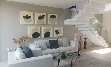 ¡Preciosa casa de dos niveles en fraccionamiento privado!