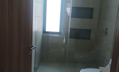 ¡Preciosa casa de dos niveles en fraccionamiento privado!