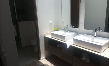 ¡Preciosa casa de dos niveles en fraccionamiento privado!