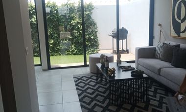 ¡Preciosa casa de dos niveles en fraccionamiento privado!