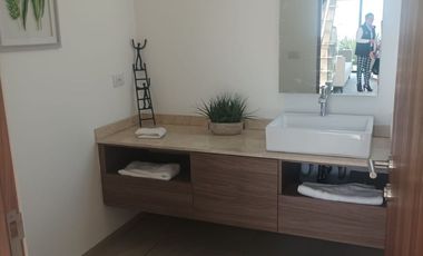 ¡Preciosa casa de dos niveles en fraccionamiento privado!