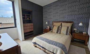 ¡Preciosa casa de dos niveles en fraccionamiento privado!