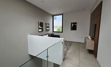 ¡Preciosa casa de dos niveles en fraccionamiento privado!