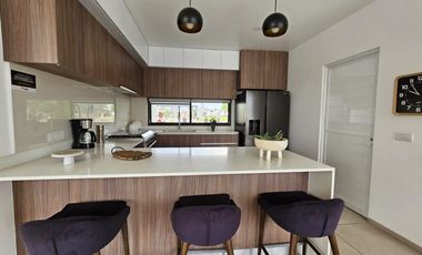 ¡Preciosa casa de dos niveles en fraccionamiento privado!