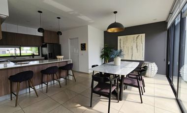 ¡Preciosa casa de dos niveles en fraccionamiento privado!