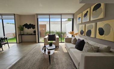 ¡Preciosa casa de dos niveles en fraccionamiento privado!