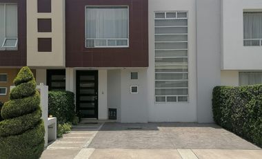 Casa en venta al sur de pachuca, fraccionamiento residencial con acceso controlado.