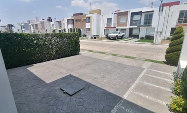 Casa en venta al sur de pachuca, fraccionamiento residencial con acceso controlado.