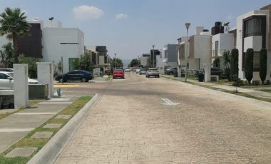 Casa en venta al sur de pachuca, fraccionamiento residencial con acceso controlado.