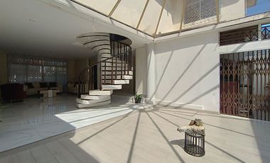 VENDO CASA EN NUEVA KENNEDY,  REMODELADA LA PLANTA BAJA