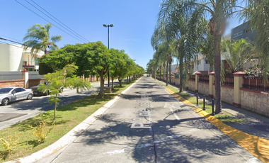 ¡¡Invierte Inteligente, Compra en Remate !! Venta de Hermosa Casa en Exclusiva Zona, Col. Virreyes Zapopan Jal..