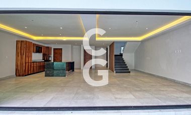 Casa en Venta en Cancún en Res. Vía Cumbres con Alberca y Terraza