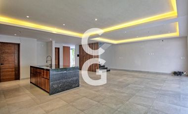 Casa en Venta en Cancún en Res. Vía Cumbres con Alberca y Terraza