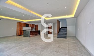 Casa en Venta en Cancún en Res. Vía Cumbres con Alberca y Terraza