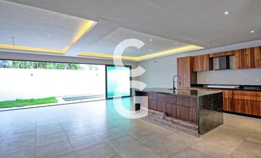 Casa en Venta en Cancún en Res. Vía Cumbres con Alberca y Terraza