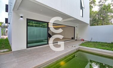 Casa en Venta en Cancún en Res. Vía Cumbres con Alberca y Terraza