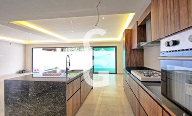 Casa en Venta en Cancún en Res. Vía Cumbres con Alberca y Terraza