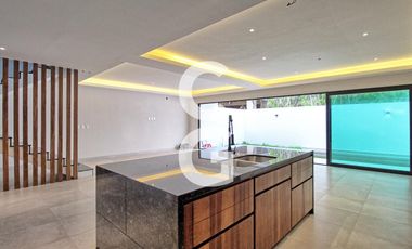 Casa en Venta en Cancún en Res. Vía Cumbres con Alberca y Terraza