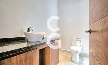 Casa en Venta en Cancún en Res. Vía Cumbres con Alberca y Terraza