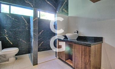 Casa en Venta en Cancún en Res. Vía Cumbres con Alberca y Terraza