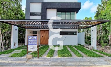 Casa en Venta en Cancún en Res. Vía Cumbres con Alberca y Terraza
