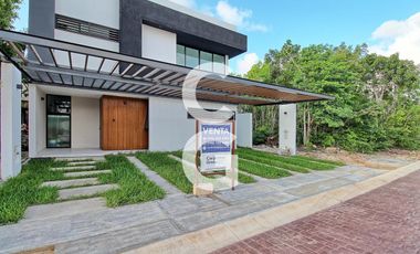 Casa en Venta en Cancún en Res. Vía Cumbres con Alberca y Terraza