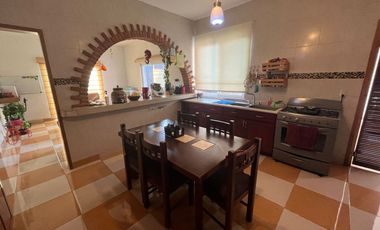 VENTA CASA GRANDE EN EL CENTRO DE CHIPILO, COCINA INTEGRAL, 5 RECÁMARAS, JACCUZI, JARDÍN, BODEGA, JUEGOS INFANTILES, TERRAZA