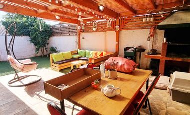 EXCELENTE CASA 5D/4B CON 3+ ESTACIONAMIENTOS.