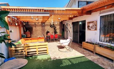 EXCELENTE CASA 5D/4B CON 3+ ESTACIONAMIENTOS.