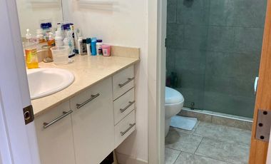 Arriendo departamento con balcón sin muebles.
