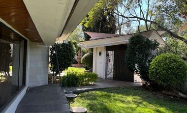 Espectacular casa en Bosques de Las Lomas! Terreno en esquina, 5 habitaciones!