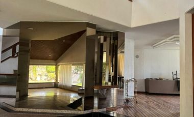 Espectacular casa en Bosques de Las Lomas! Terreno en esquina, 5 habitaciones!
