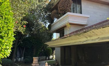 Espectacular casa en Bosques de Las Lomas! Terreno en esquina, 5 habitaciones!