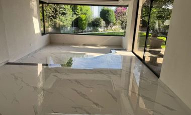 Espectacular casa en Bosques de Las Lomas! Terreno en esquina, 5 habitaciones!