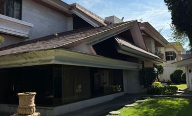 Espectacular casa en Bosques de Las Lomas! Terreno en esquina, 5 habitaciones!