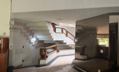 Espectacular casa en Bosques de Las Lomas! Terreno en esquina, 5 habitaciones!