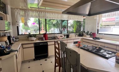 Espectacular casa en Bosques de Las Lomas! Terreno en esquina, 5 habitaciones!