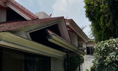 Espectacular casa en Bosques de Las Lomas! Terreno en esquina, 5 habitaciones!