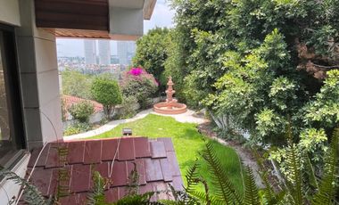 Espectacular casa en Bosques de Las Lomas! Terreno en esquina, 5 habitaciones!