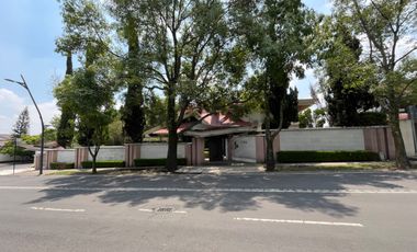 Espectacular casa en Bosques de Las Lomas! Terreno en esquina, 5 habitaciones!