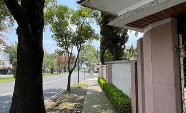 Espectacular casa en Bosques de Las Lomas! Terreno en esquina, 5 habitaciones!