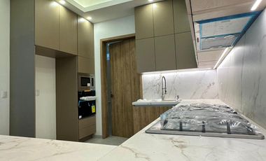 Residencia de lujo en Venta sobre Av. Naciones Unidas, Opción a 4 rec.