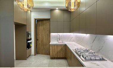Residencia de lujo en Venta sobre Av. Naciones Unidas, Opción a 4 rec.