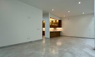 Residencia de lujo en Venta sobre Av. Naciones Unidas, Opción a 4 rec.