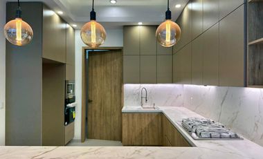 Residencia de lujo en Venta sobre Av. Naciones Unidas, Opción a 4 rec.